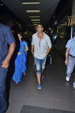 Akshay Kumar snapped at International airport in a cool casual look on 10th Dec 2011 (7).JPG